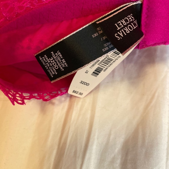 Victoria’s Secret 32DD “Very Sexy Push-Up” bra - Picture 3 of 3